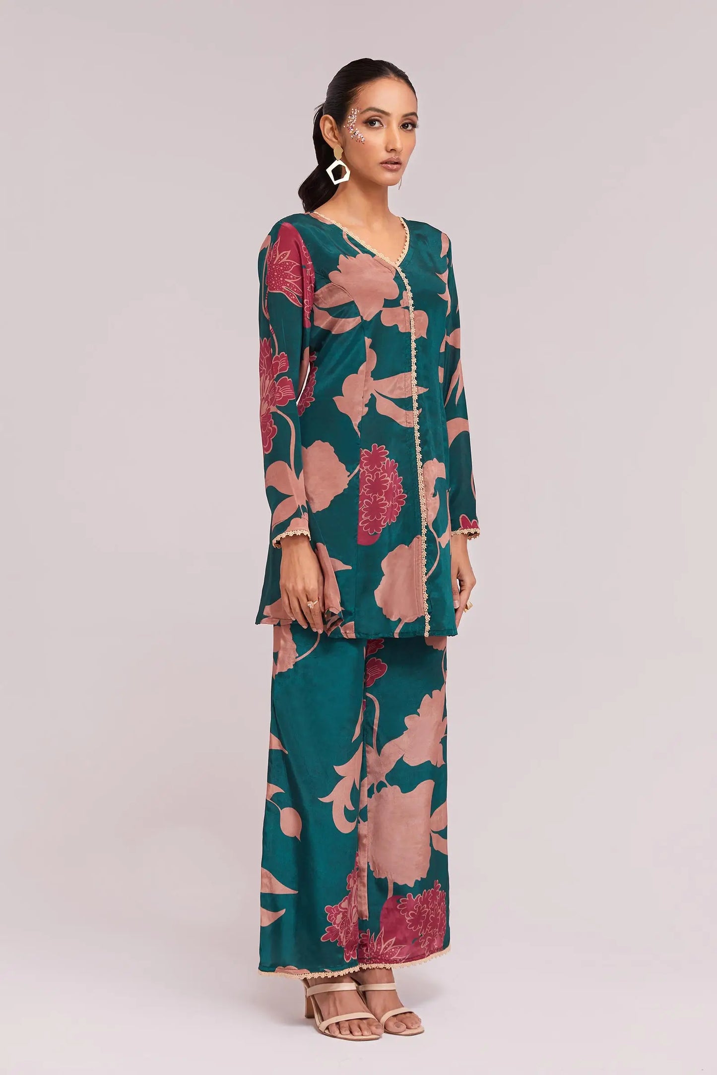 Aufeinander abgestimmtes Set mit Blumendruck und trendiger Entenblau-Farbe (Co-Ord-Set)