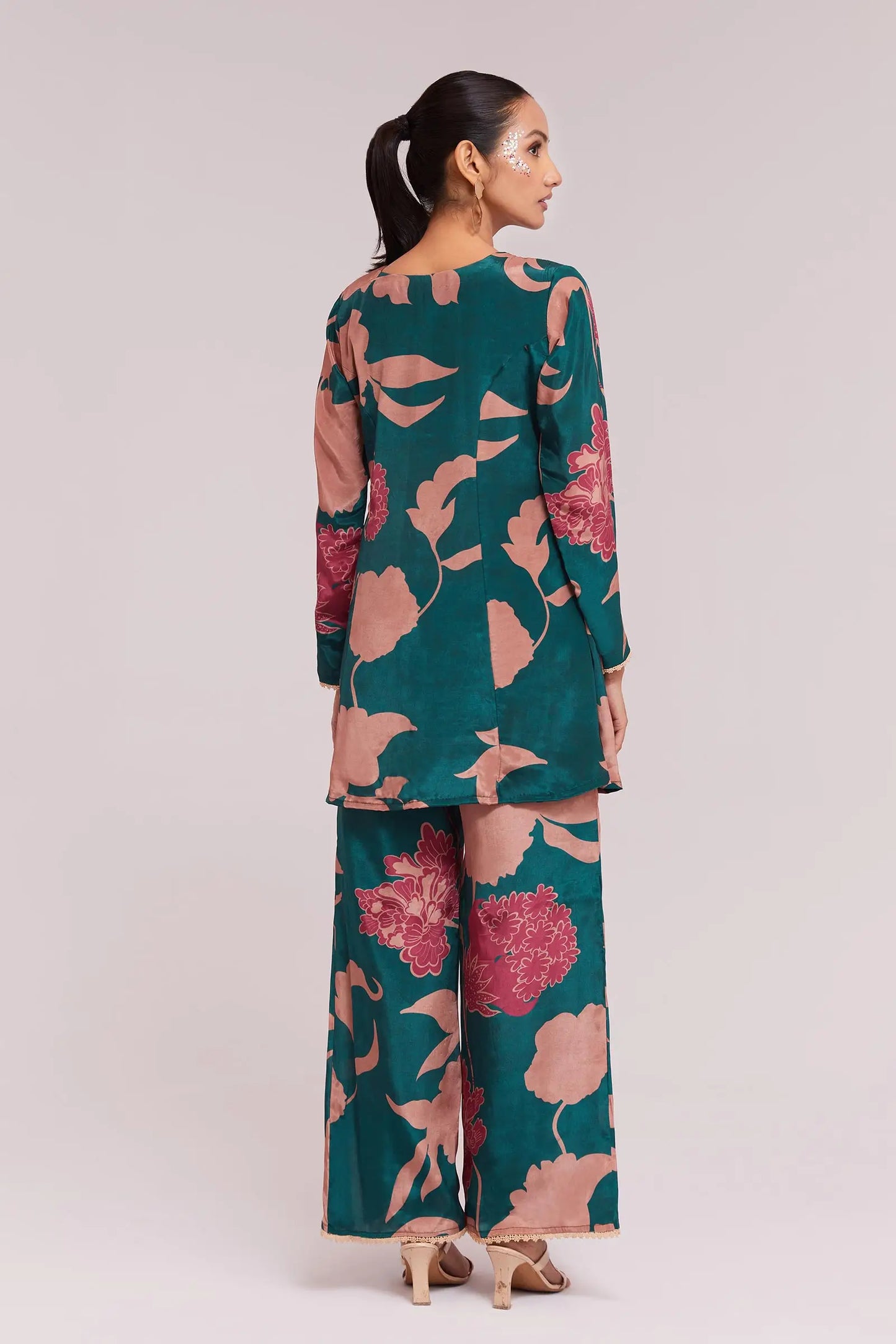 Aufeinander abgestimmtes Set mit Blumendruck und trendiger Entenblau-Farbe (Co-Ord-Set)