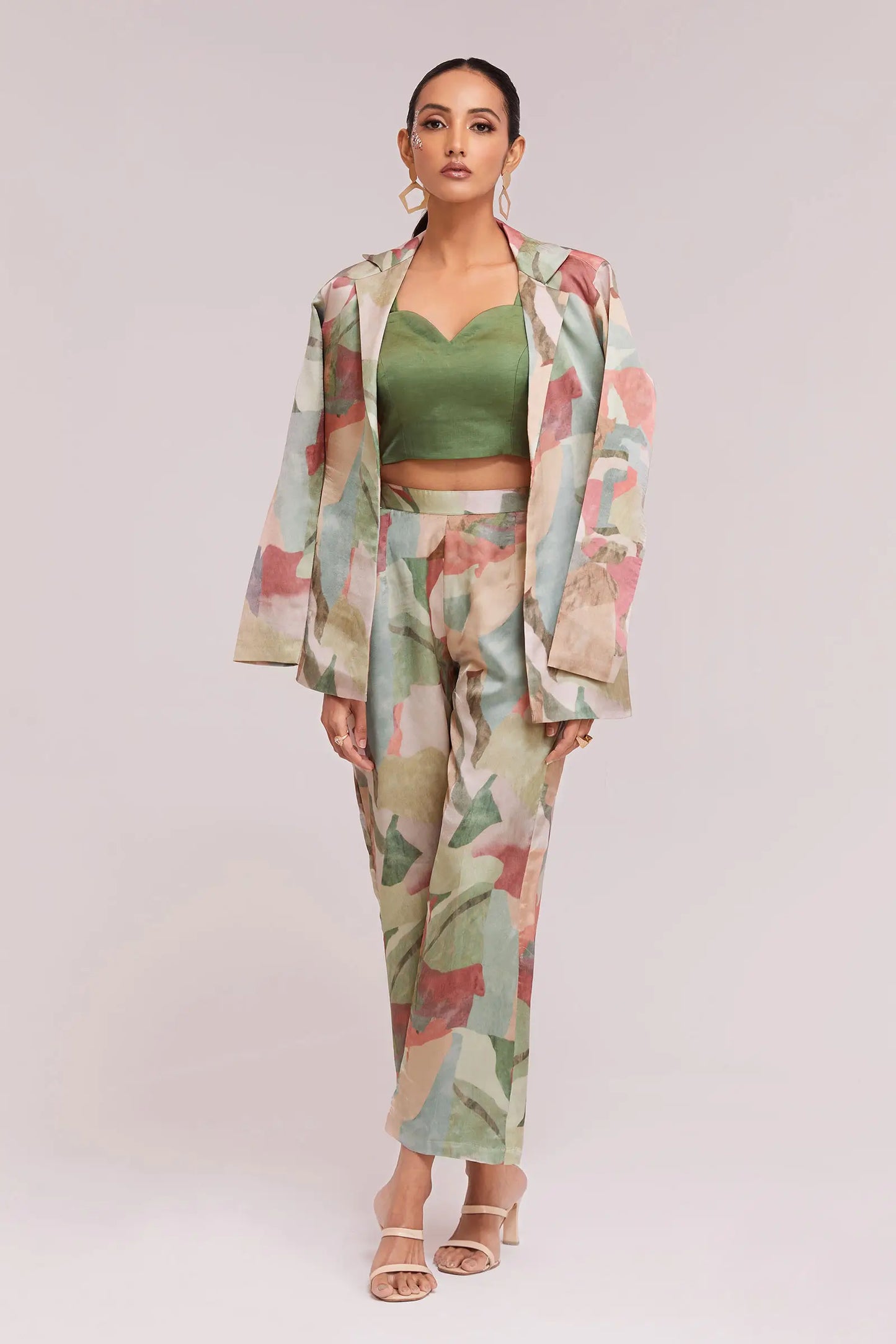 Trendiges mehrfarbig bedrucktes Satin-Set (Co-Ord Set)