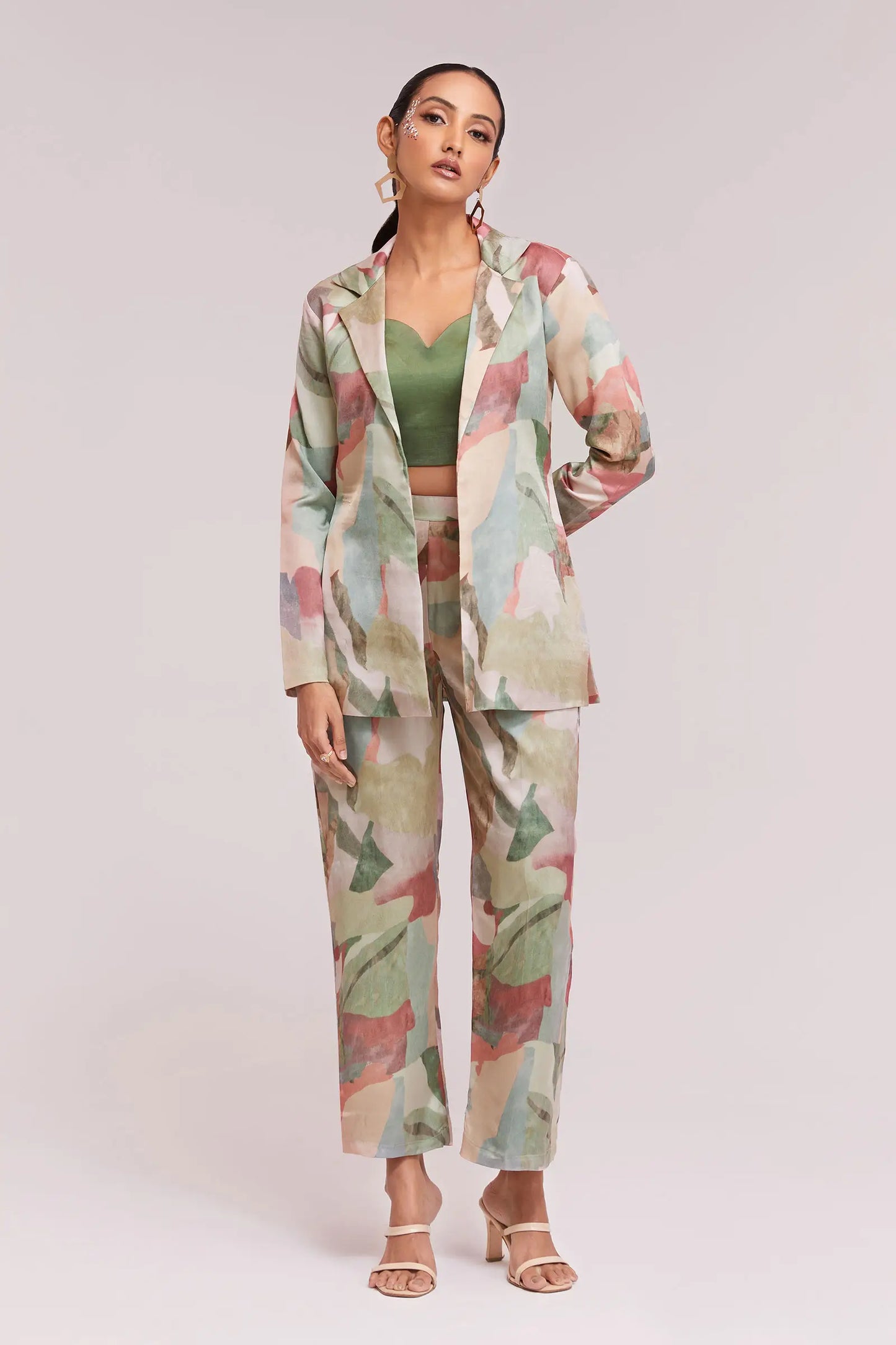 Trendiges mehrfarbig bedrucktes Satin-Set (Co-Ord Set)