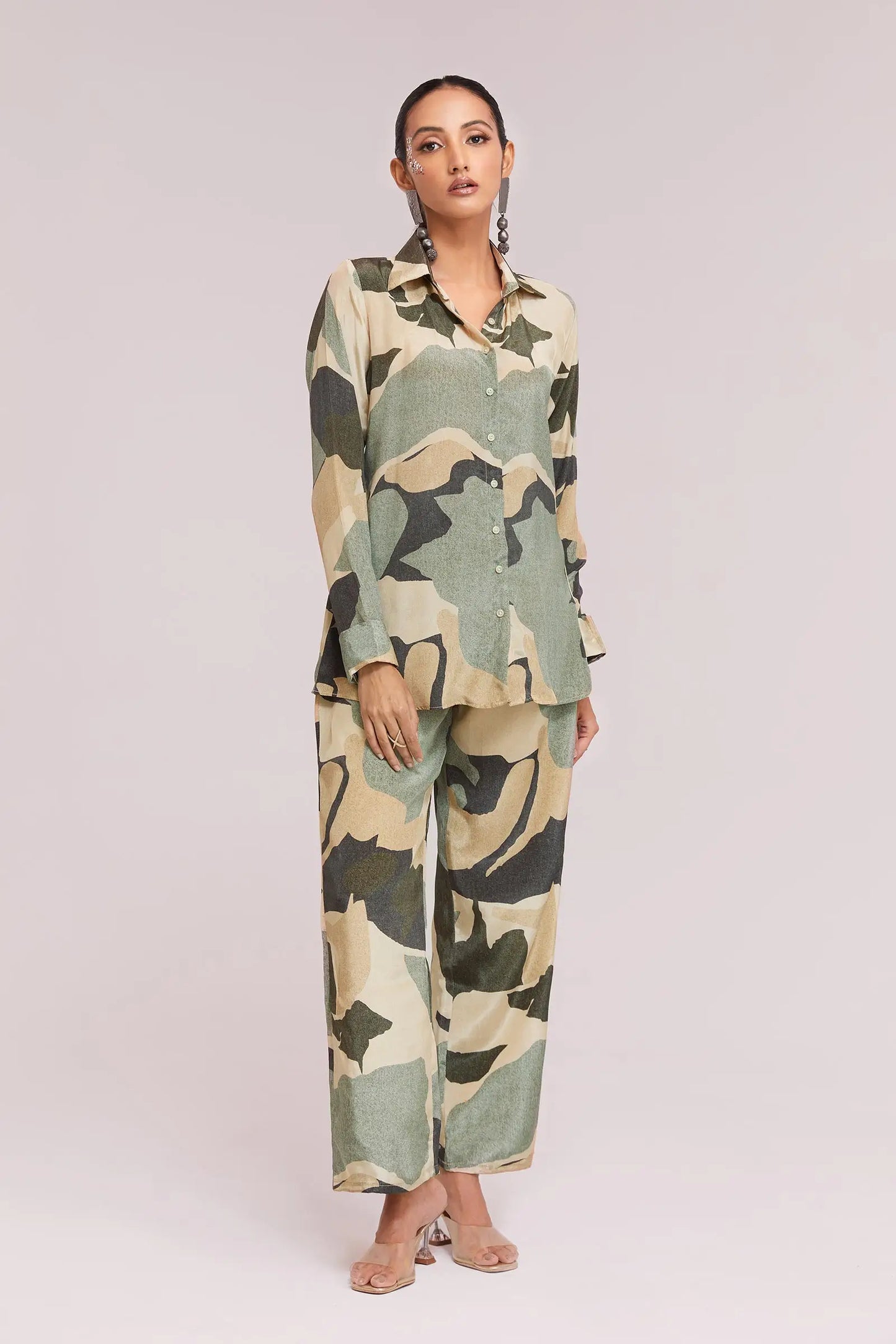 Trendiges, schlichtes Kombiset mit Camouflage-Print