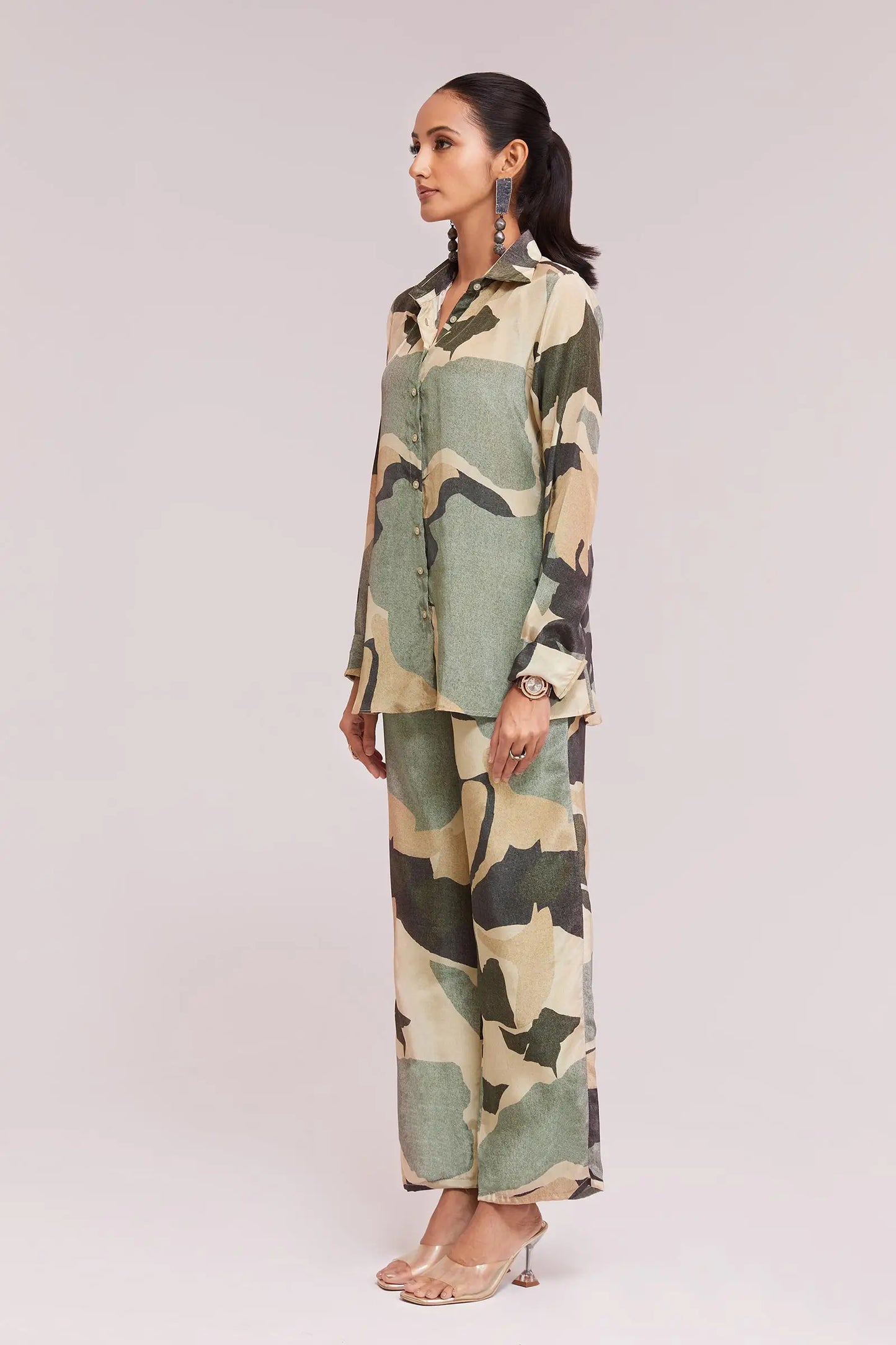 Trendiges, schlichtes Kombiset mit Camouflage-Print