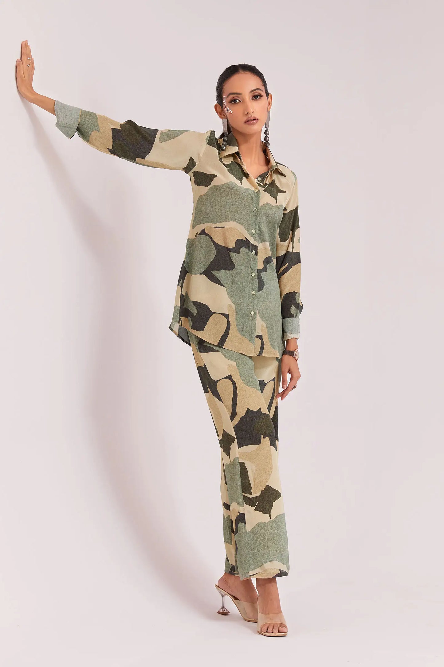 Trendiges, schlichtes Kombiset mit Camouflage-Print