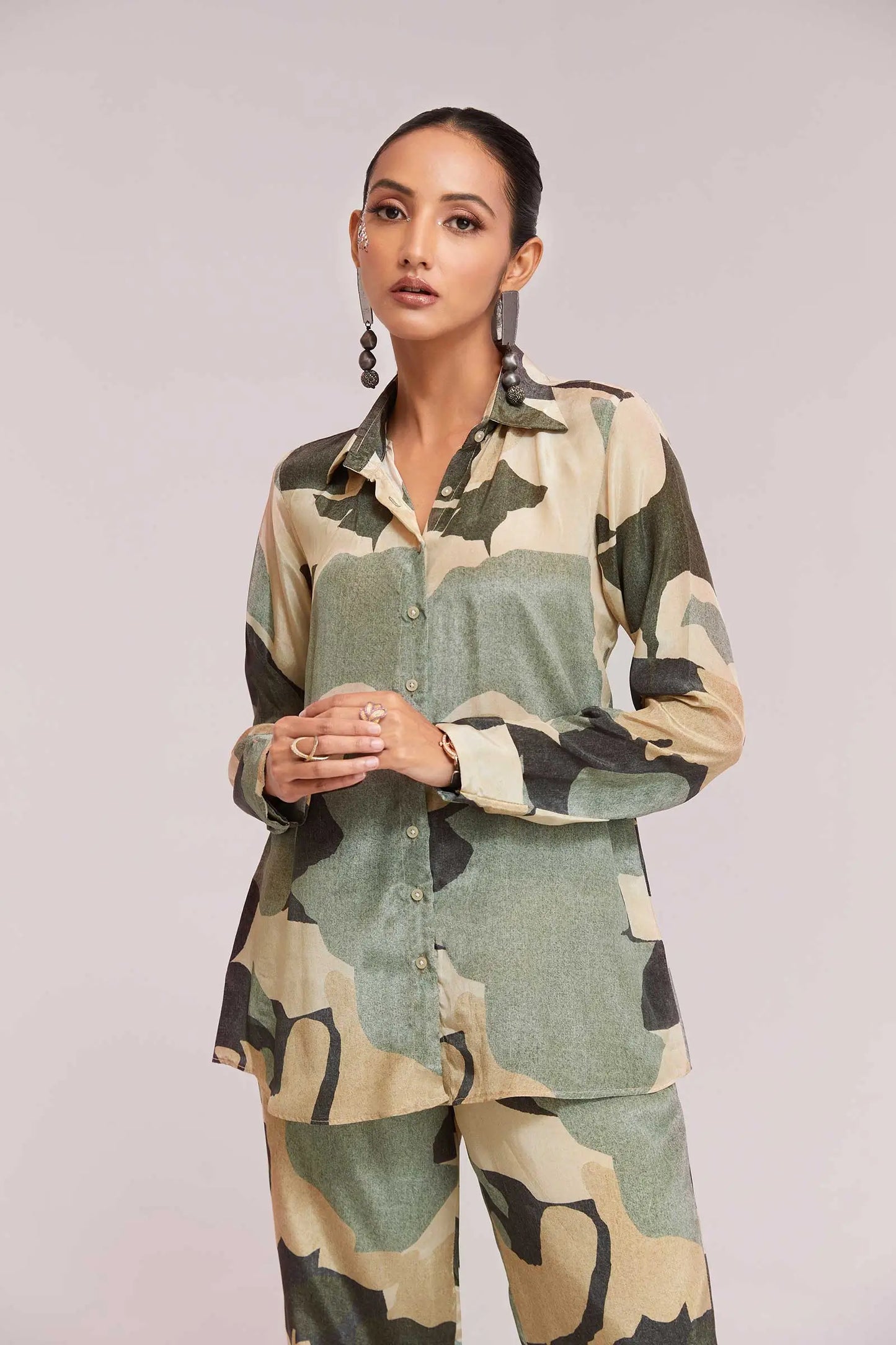 Trendiges, schlichtes Kombiset mit Camouflage-Print