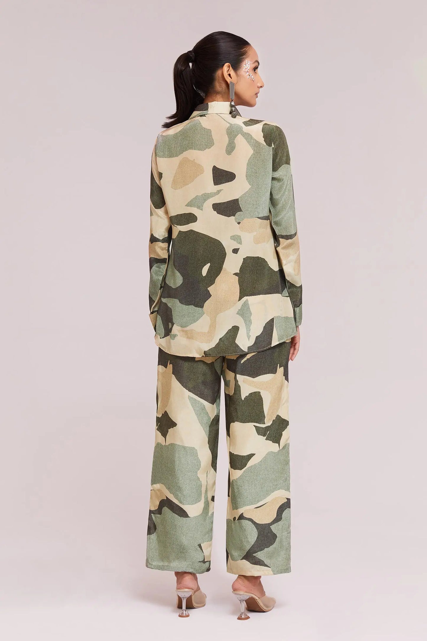 Trendiges, schlichtes Kombiset mit Camouflage-Print