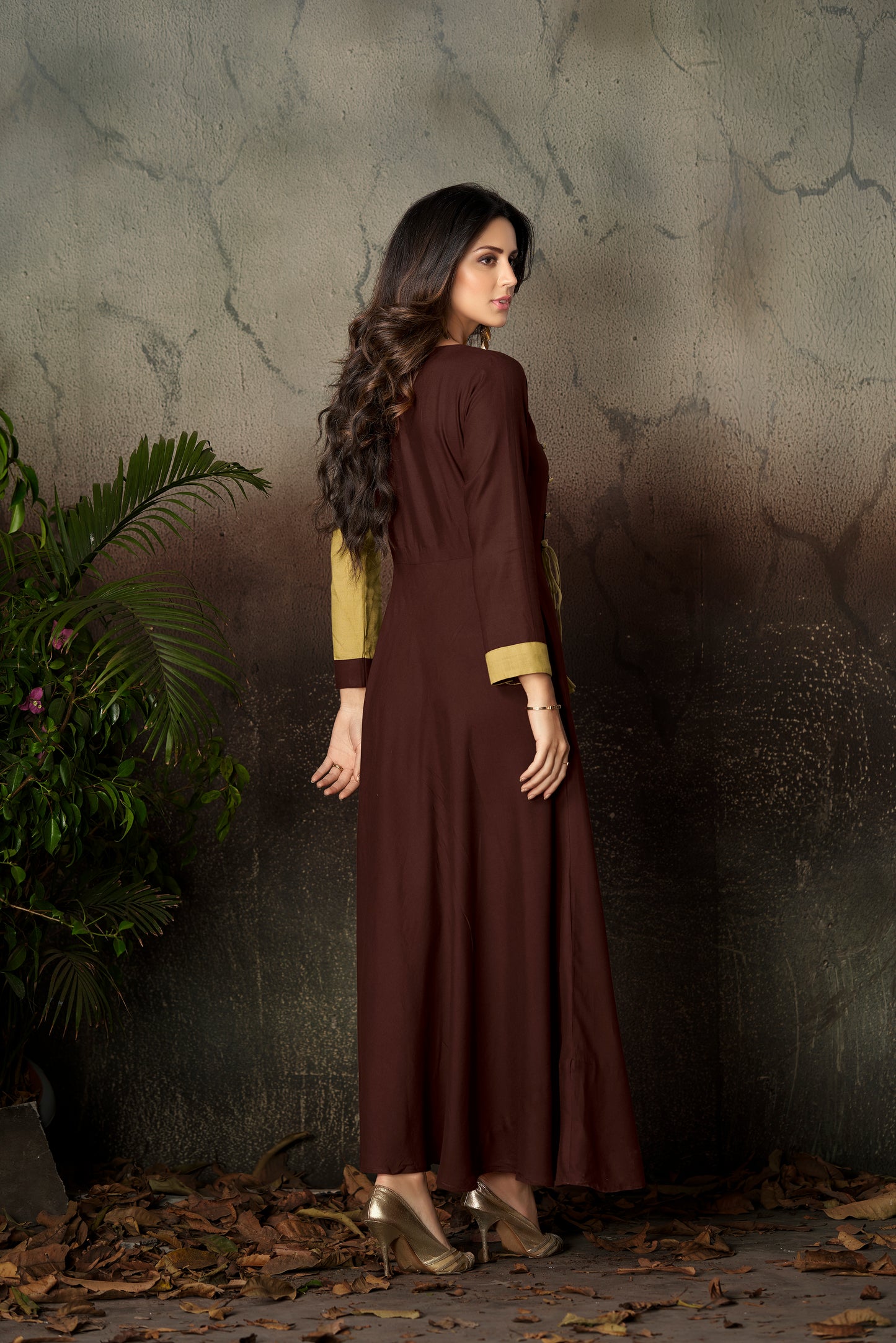Langes Kleid im Kurta-Stil in Antikgelb und Dunkelbraun mit Details