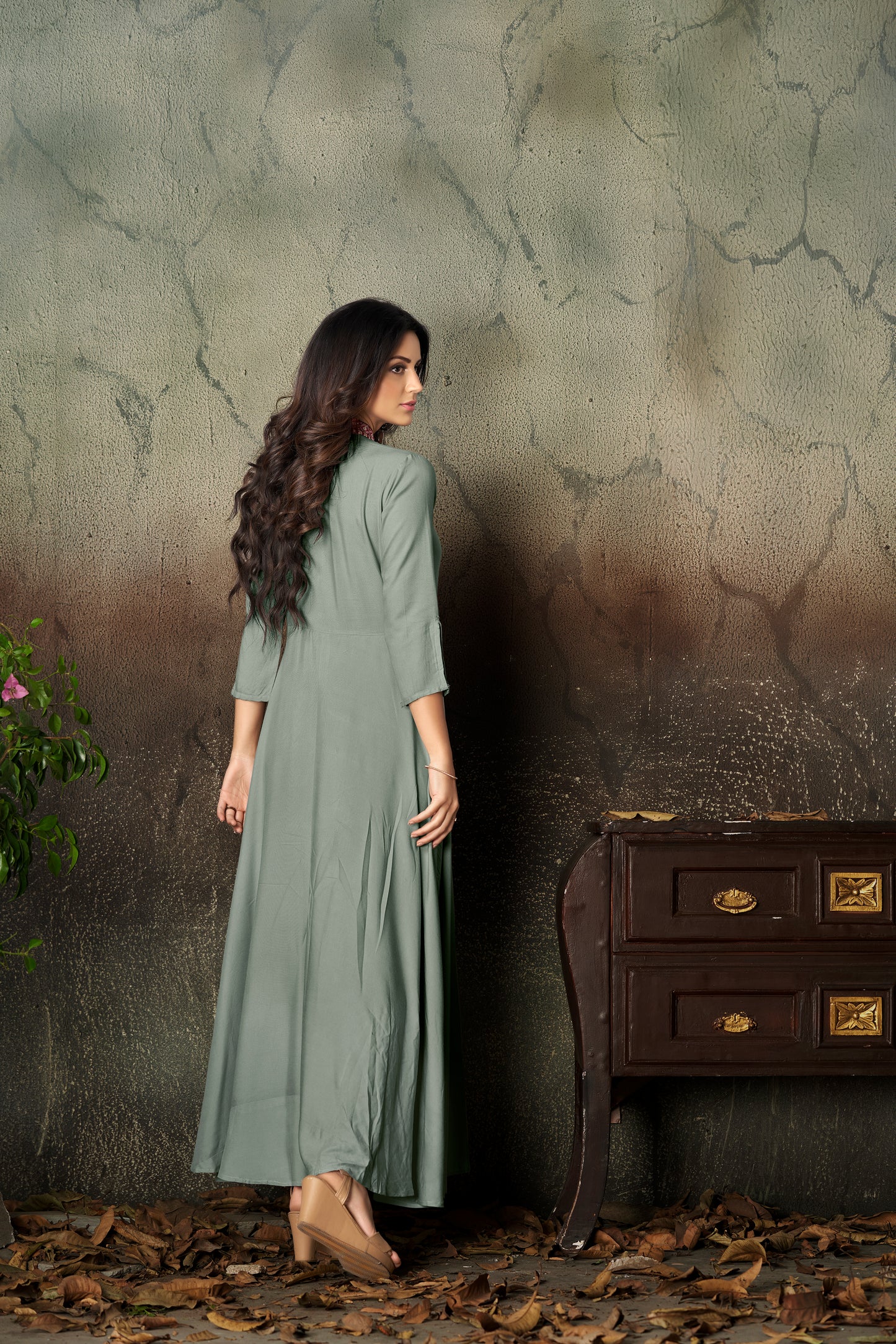 Wassergrünes langes Kurta-Oberteil im Kleidstil aus Viskose mit Details