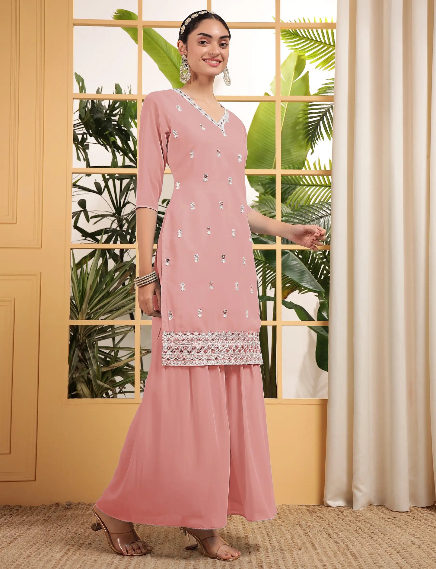 Salwar kameez pêche en georgette avec broderie à sequins