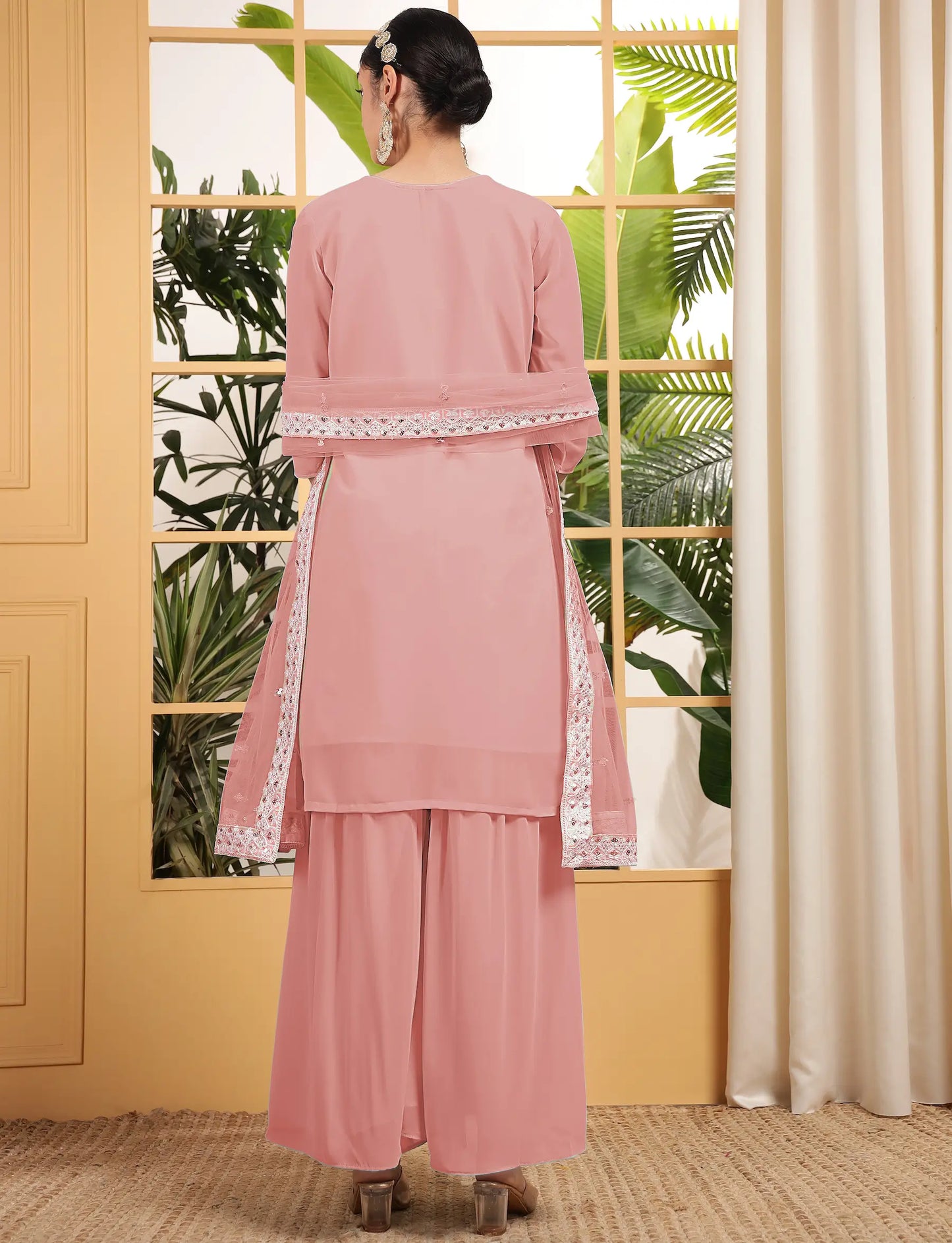 Salwar kameez pêche en georgette avec broderie à sequins