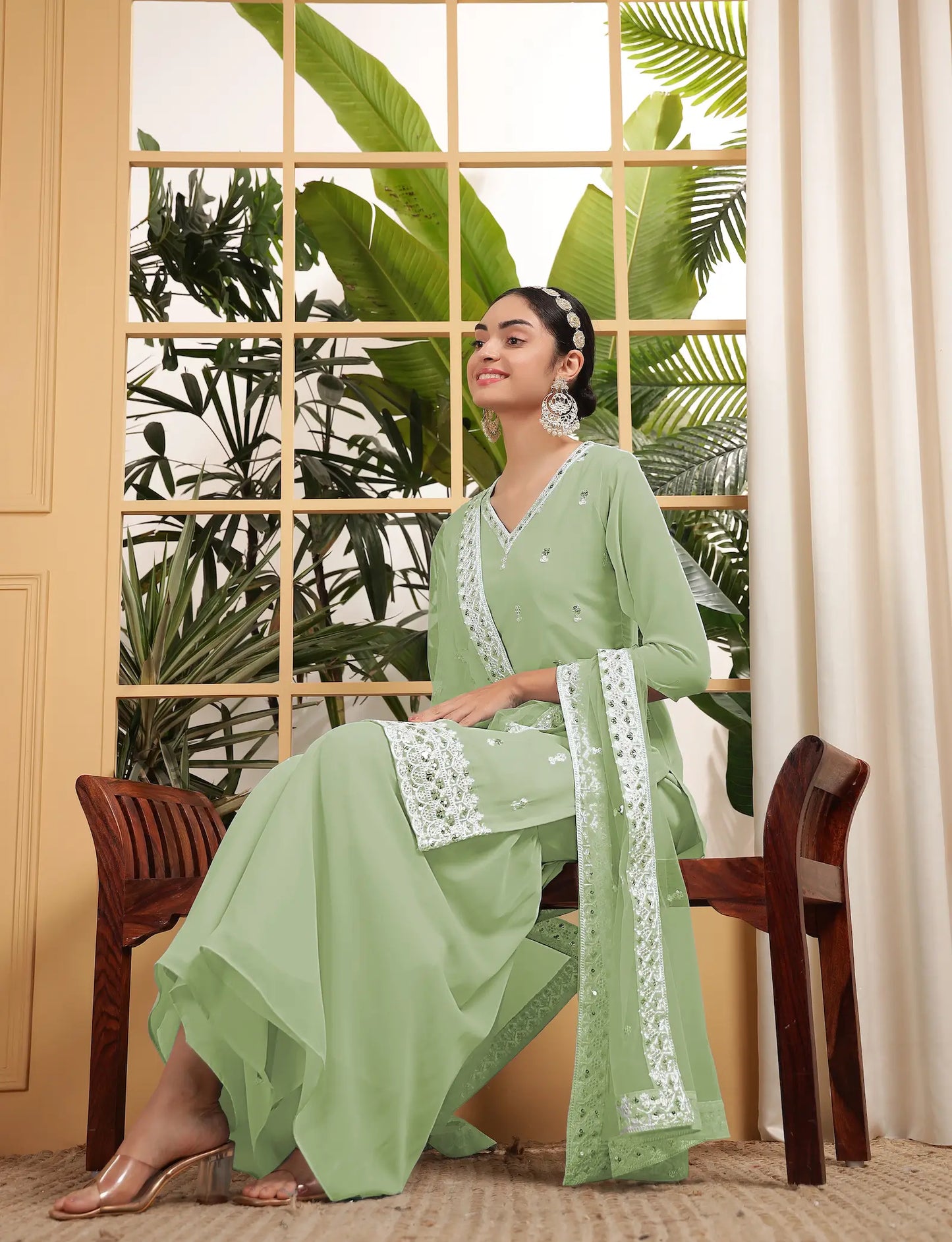 Salwar kameez vert pistache en georgette avec broderie à sequins