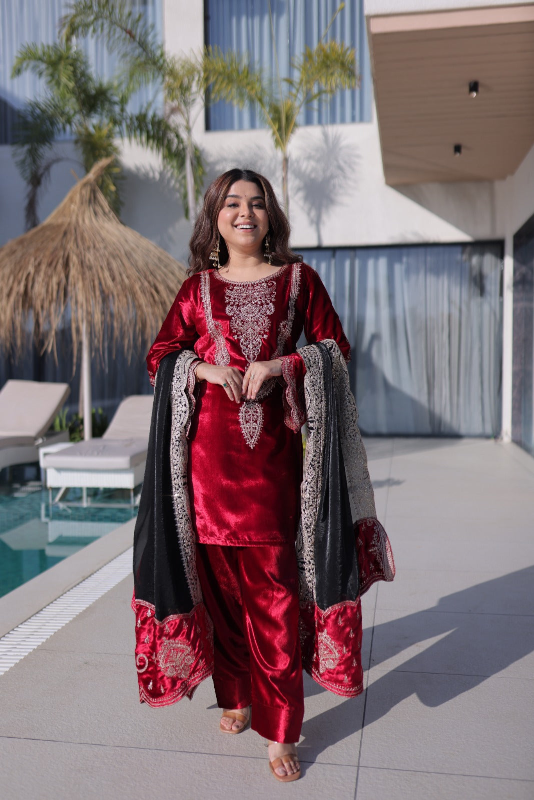 Ensemble Salwar rouge et noir en velours léger de qualité et broderies zari