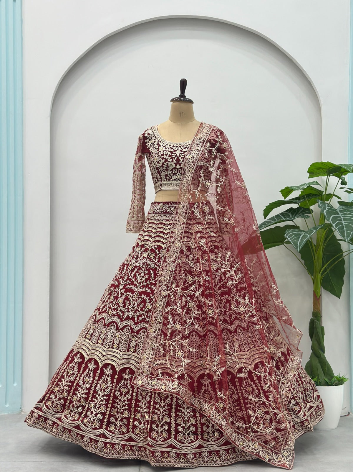 Lehenga rouge foncé design en tulle premium avec broderies traditionnelles et zari