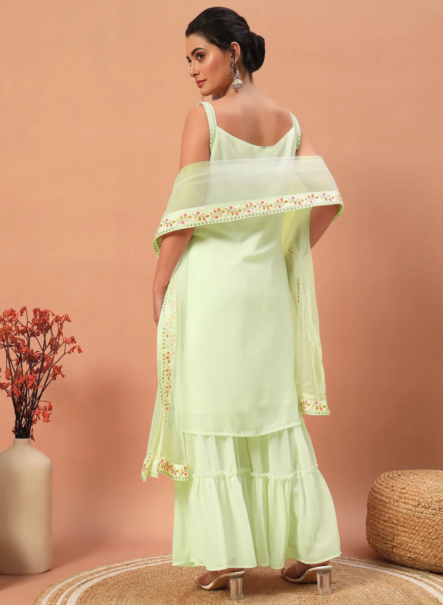 Ensemble salwar en georgette vert pistache avec broderies à sequins – Tenue traditionnelle fraîche et raffinée pour femme