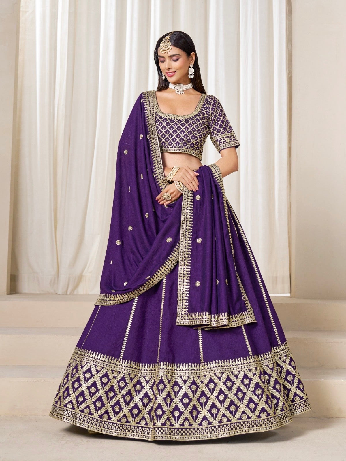 Eleganter rosa-grauer Braut-Lehenga mit Zarkan-Stickerei und Pailletten