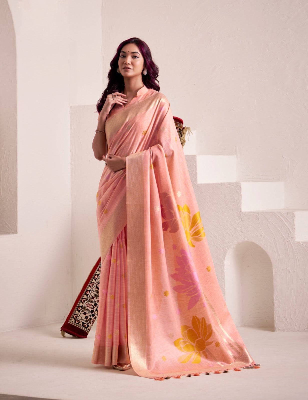 Sari rose saumon clair aux motifs romantiques de fleurs COLLECTION ISHITA