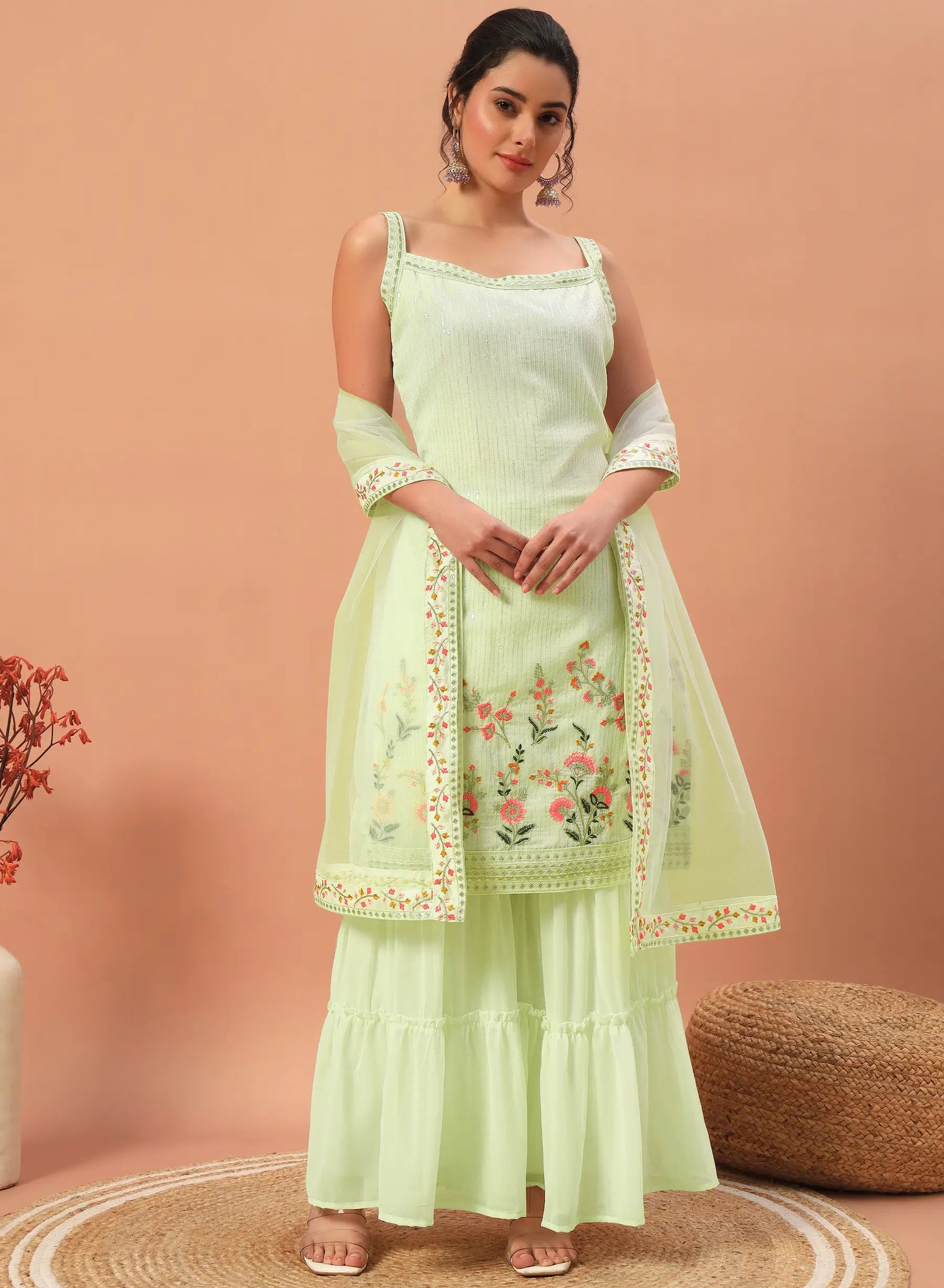 Ensemble salwar en georgette vert pistache avec broderies à sequins – Tenue traditionnelle fraîche et raffinée pour femme