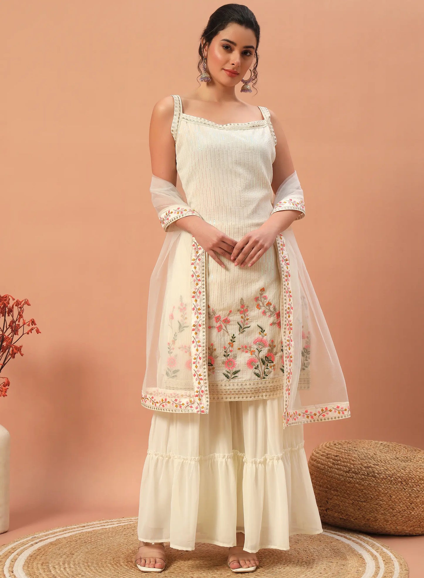 Ensemble salwar en georgette beige avec broderies à sequins – Élégance discrète et charme traditionnel pour femme