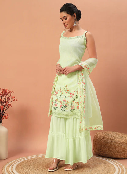 Ensemble salwar en georgette vert pistache avec broderies à sequins – Tenue traditionnelle fraîche et raffinée pour femme