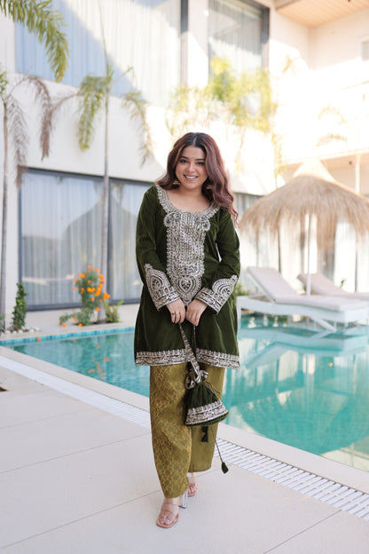Ensemble Salwar Suit vert foncé et clair en velours et zari avec sac style batwa assorti COLLECTION ZOYA