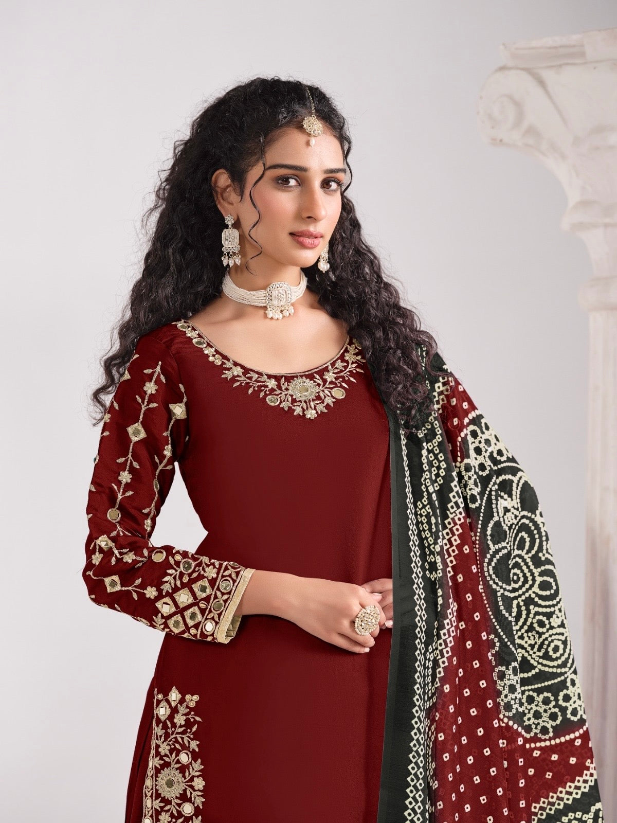 Salwar Suit rouge foncé aux détails dorés en soie chanderi COLLECTION MEHER