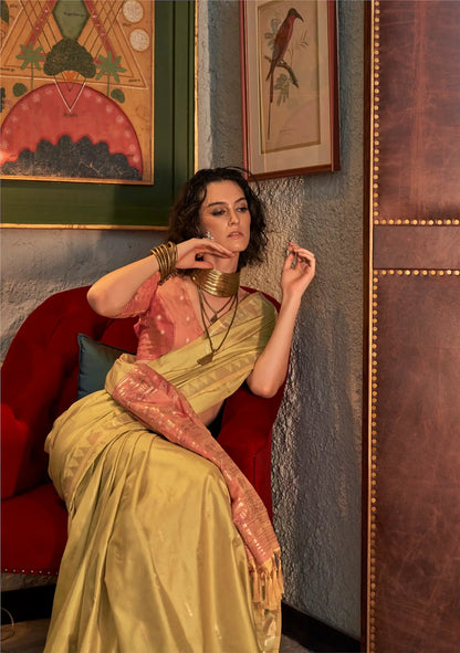 Sari en soie camel avec pallu Design à motif ikkat contrastant