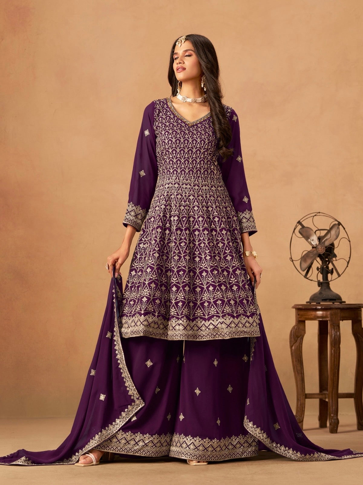 Salwar Palazzo violet prune en faux georgette avec ornements COLLECTION ELINA