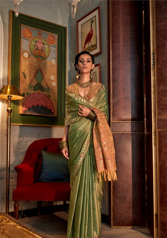 Traditioneller grüner Seidensari mit kontrastierendem Pallu-Design im Ikkat-Muster