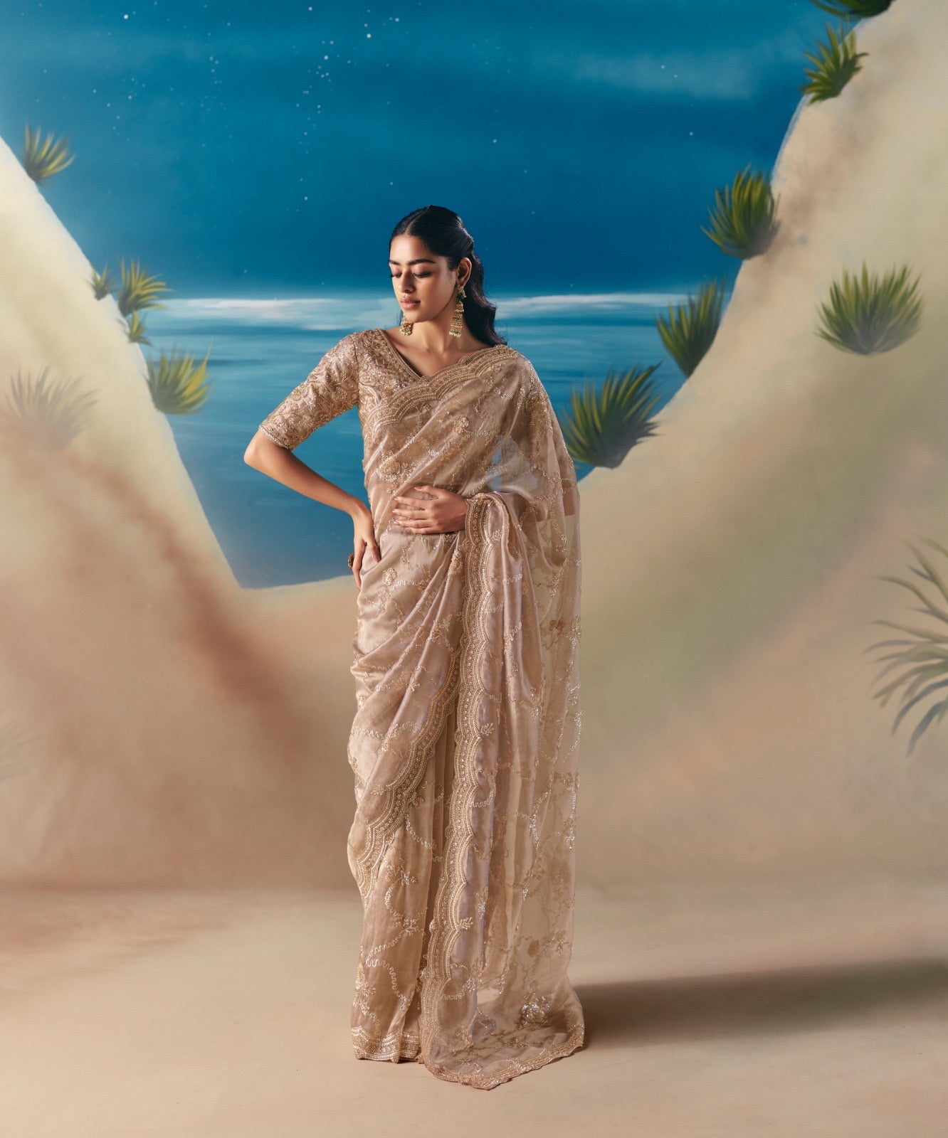 Sari beige doré aux broderies de sequins et pierres scintillantes COLLECTION ANVESHI