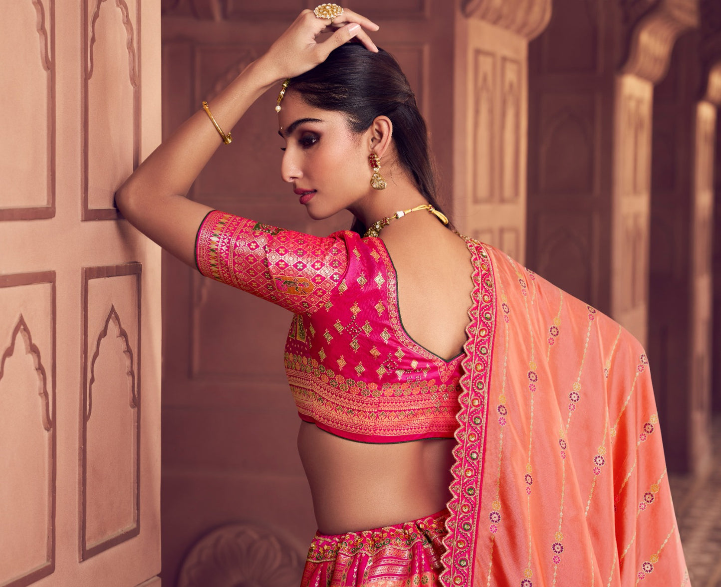 Lehenga de mariée rose et pêche en soie Banarasi premium, broderies Swarovski, sequins, ceinture et pochette COLLECTION AMYRA