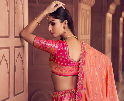 Lehenga de mariée rose et pêche en soie Banarasi premium, broderies Swarovski, sequins, ceinture et pochette COLLECTION AMYRA