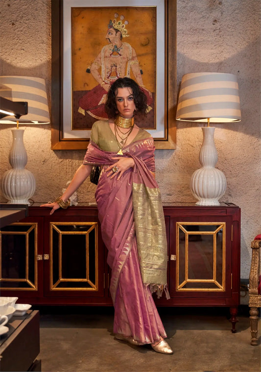 Rosa Seidensari mit kontrastierendem Ikkat-Musterdesign Pallu