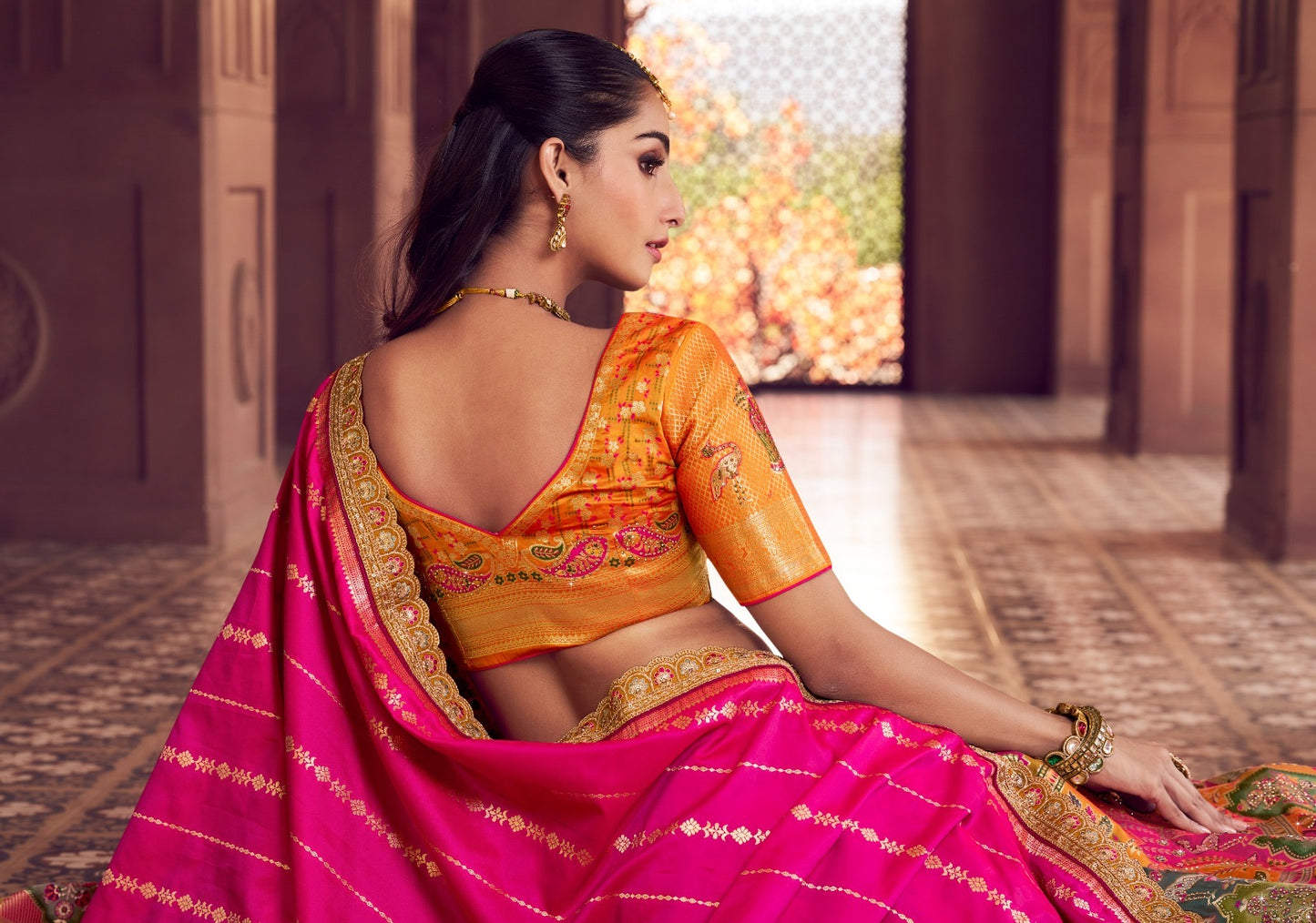 Lehenga de mariée jaune doré, rose fuchsia en soie Banarasi premium, broderies Swarovski, sequins, ceinture et pochette COLLECTION AMYRA
