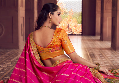 Lehenga de mariée jaune doré, rose fuchsia en soie Banarasi premium, broderies Swarovski, sequins, ceinture et pochette COLLECTION AMYRA