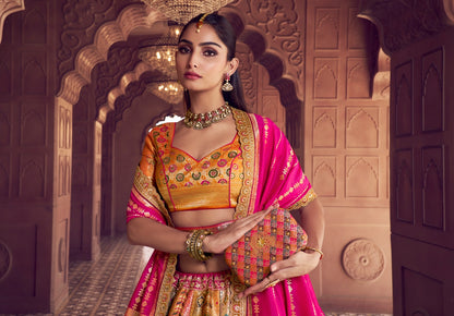 Lehenga de mariée jaune doré, rose fuchsia en soie Banarasi premium, broderies Swarovski, sequins, ceinture et pochette COLLECTION AMYRA