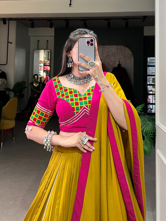Eleganter rosa-grauer Braut-Lehenga mit Zarkan-Stickerei und Pailletten