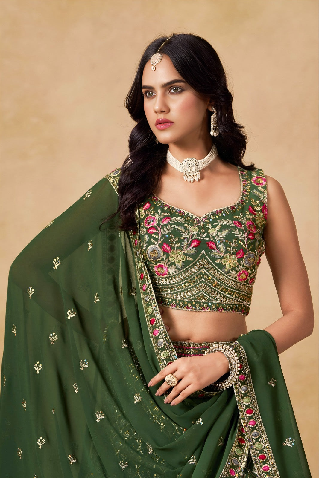 Lehenga vert avec broderies romantiques de fleurs COLLECTION MONICA
