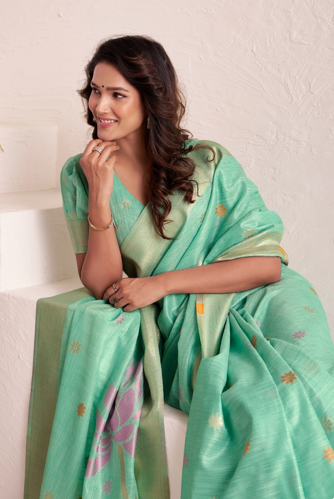 Sari bleu turquoise aux motifs romantiques de fleurs COLLECTION ISHITA