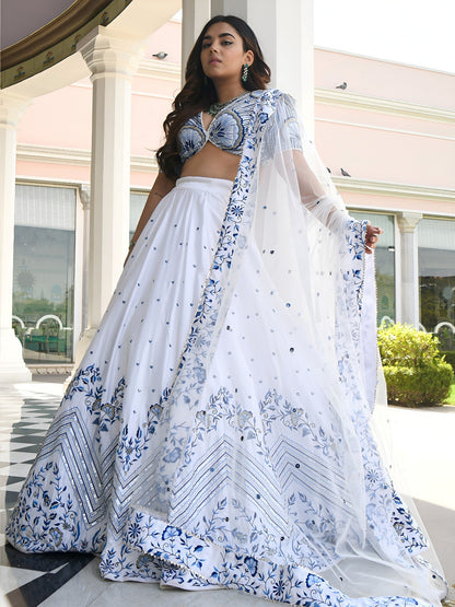 Lehenga blanc et bleu foncé léger en satin avec zari