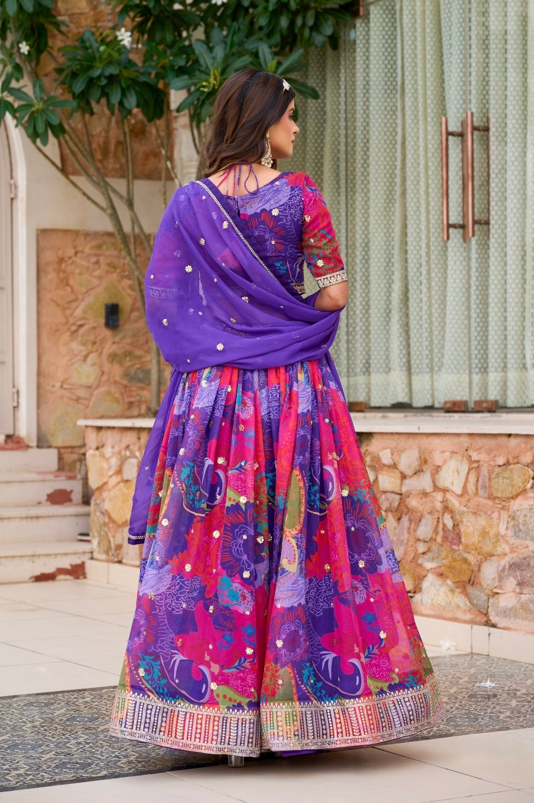 Lehenga violet vif en soie tabby et organza avec imprimé de fleurs multicolores COLLECTION RHEANNA