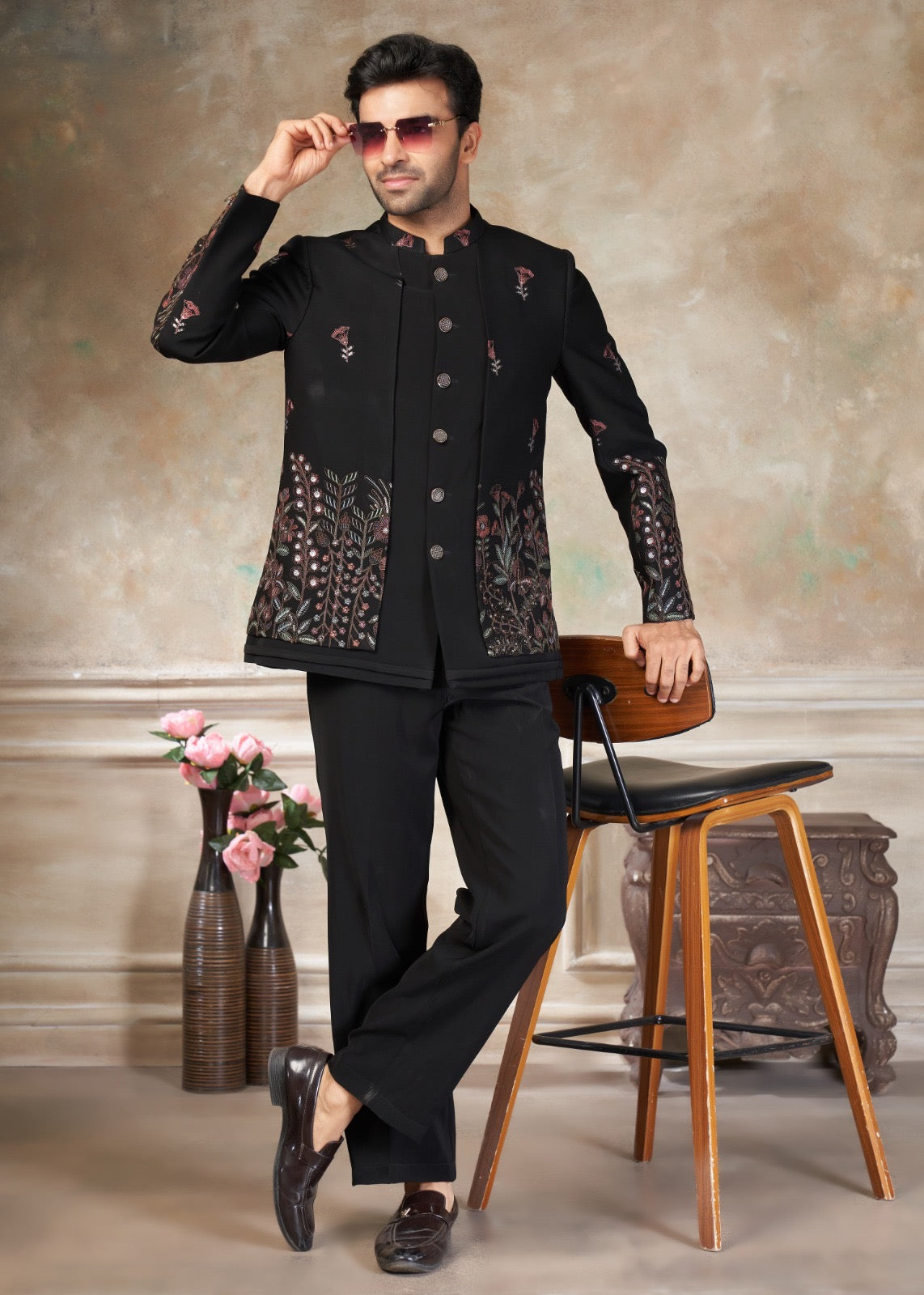 Ensemble Homme Costume Jodhpuri Noir Haut de Gamme en Terry Rayon avec Broderies de fleurs et Sequins COLLECTION KANWAR