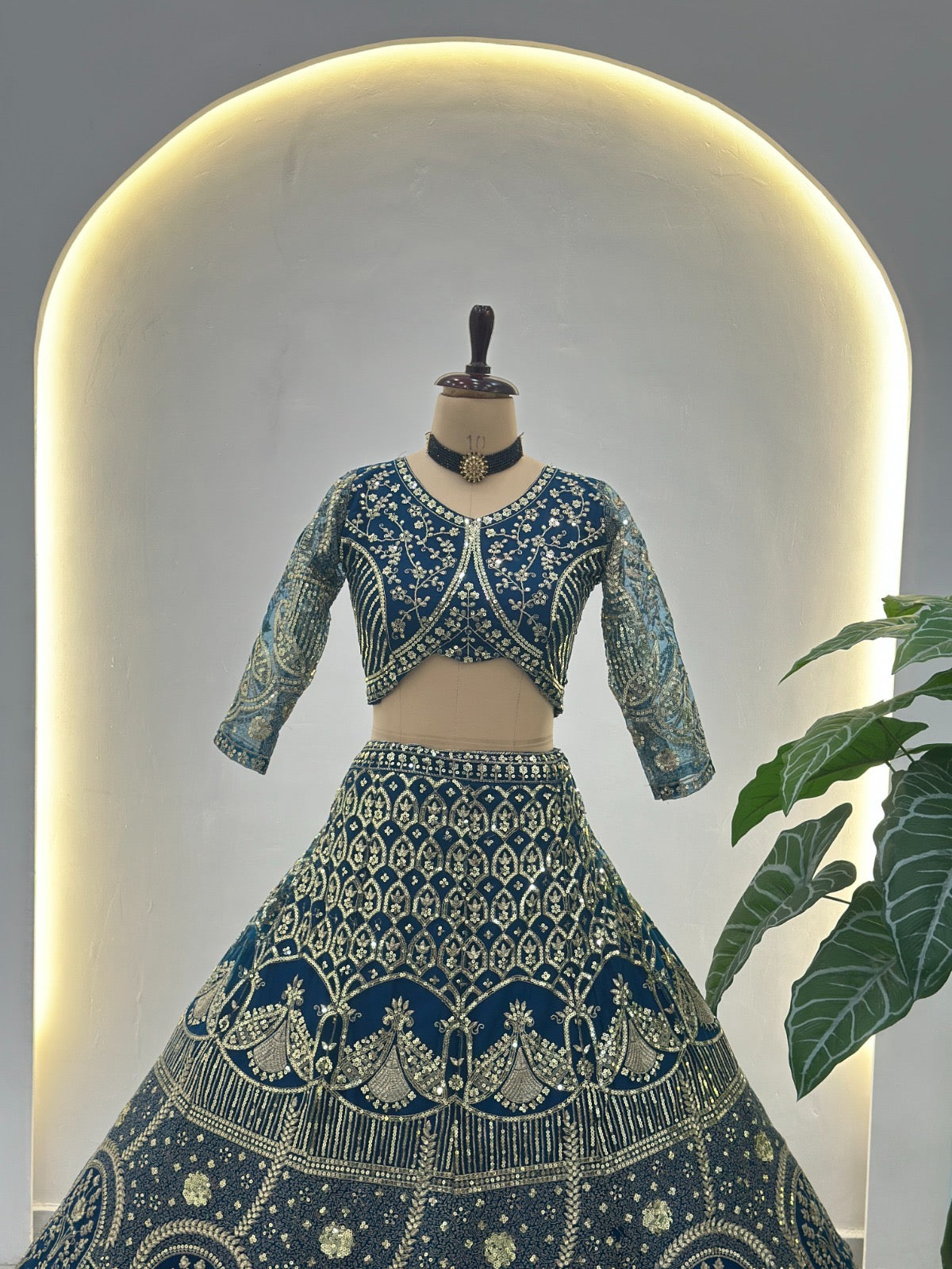 Eleganter rosa-grauer Braut-Lehenga mit Zarkan-Stickerei und Pailletten