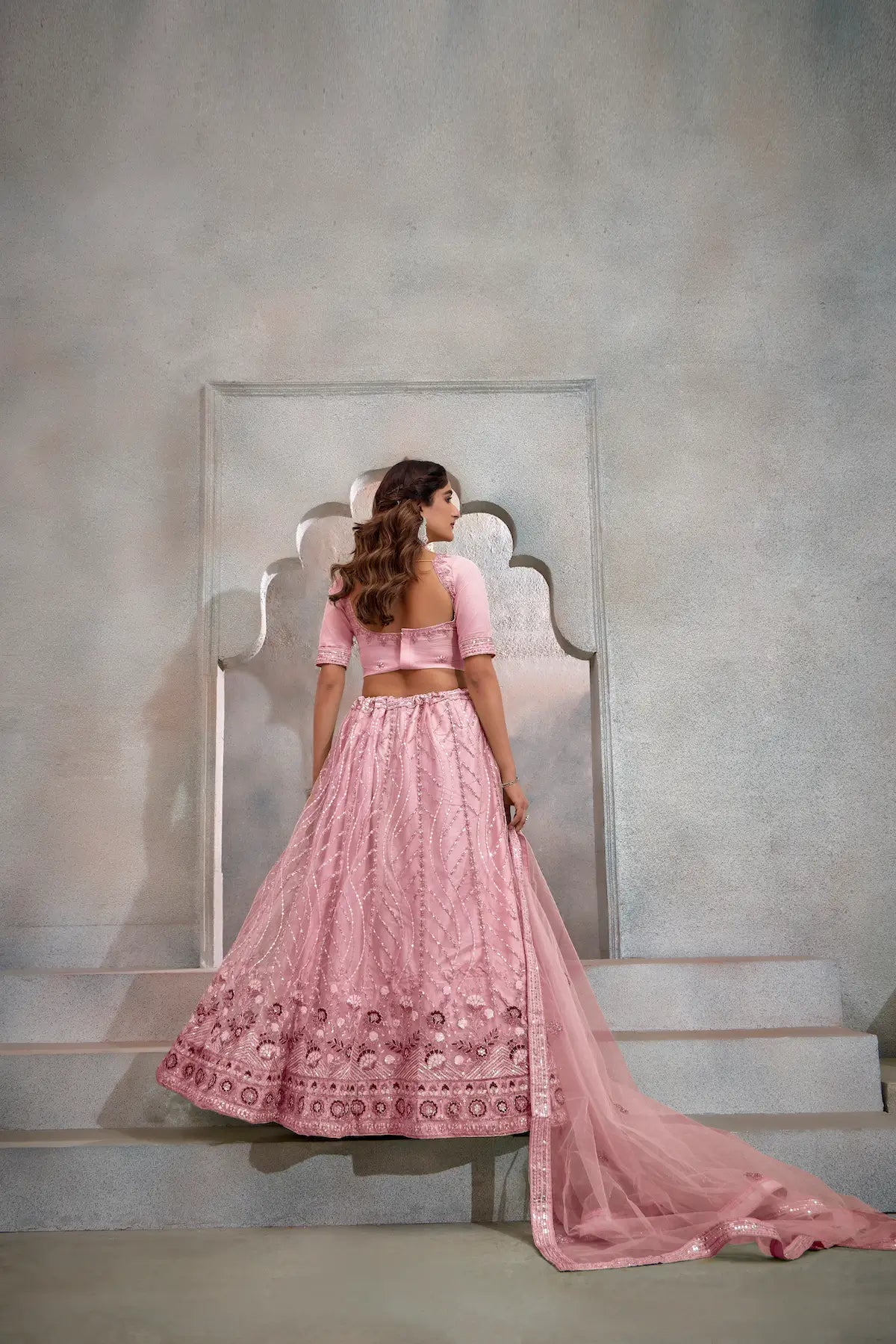 Lehenga Choli Pêche Rose Foncé en Tulle | Broderies de Fils et Sequins