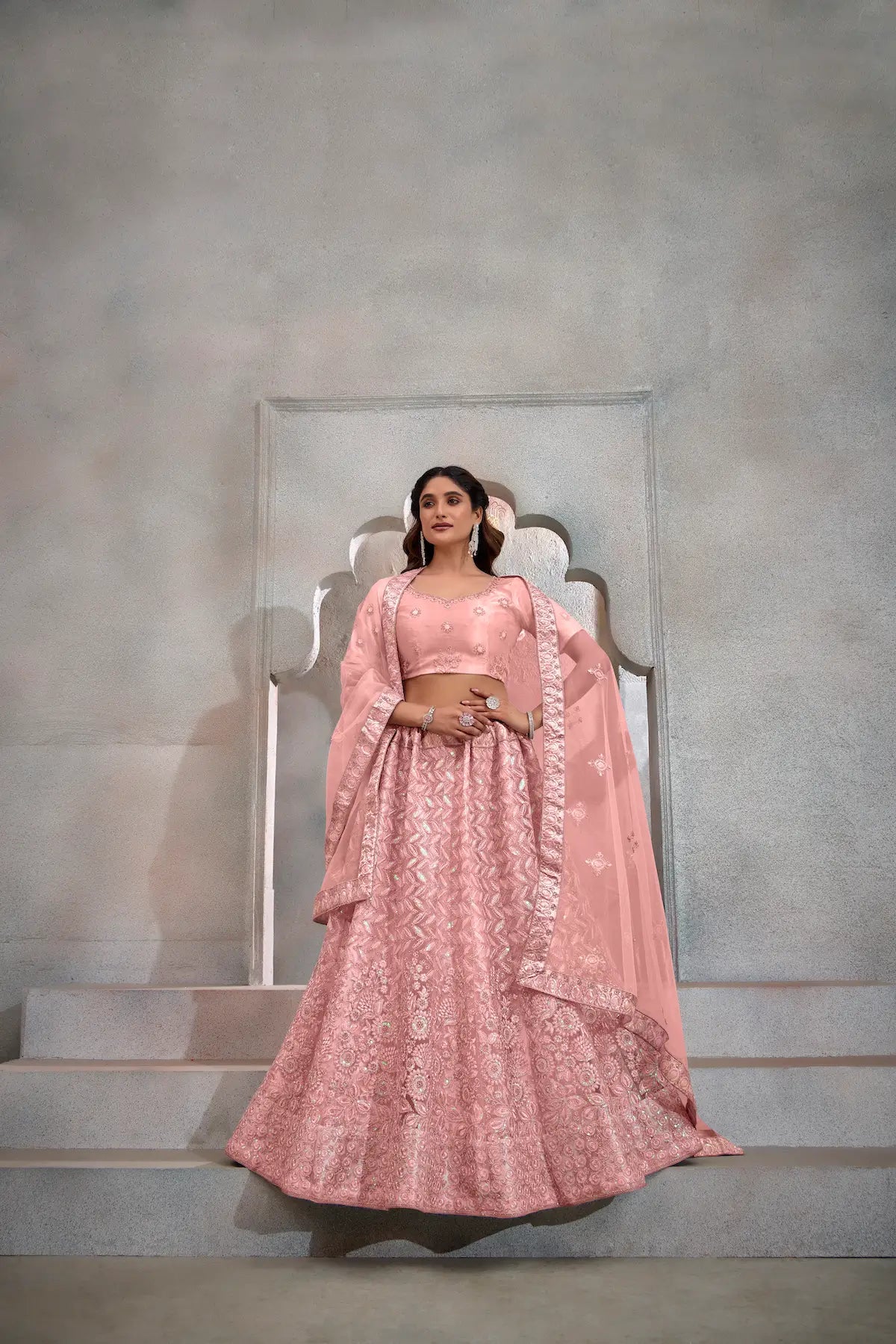 Lehenga Choli pêche en tulle avec broderies de fils et sequins