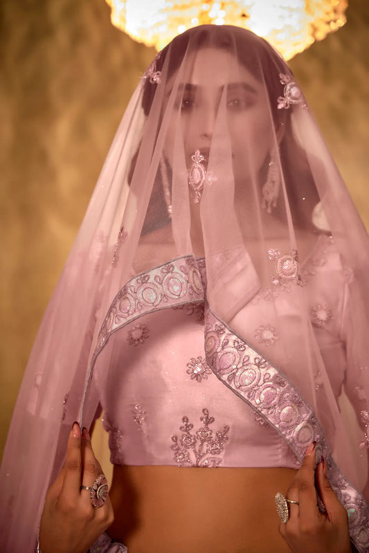 Lehenga Choli pêche en tulle avec broderies de fils et sequins
