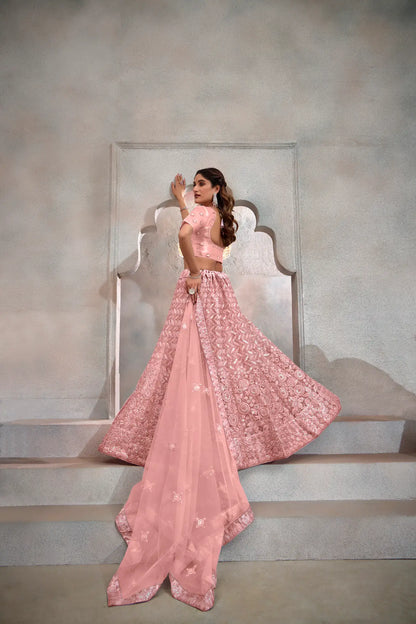 Lehenga Choli pêche en tulle avec broderies de fils et sequins