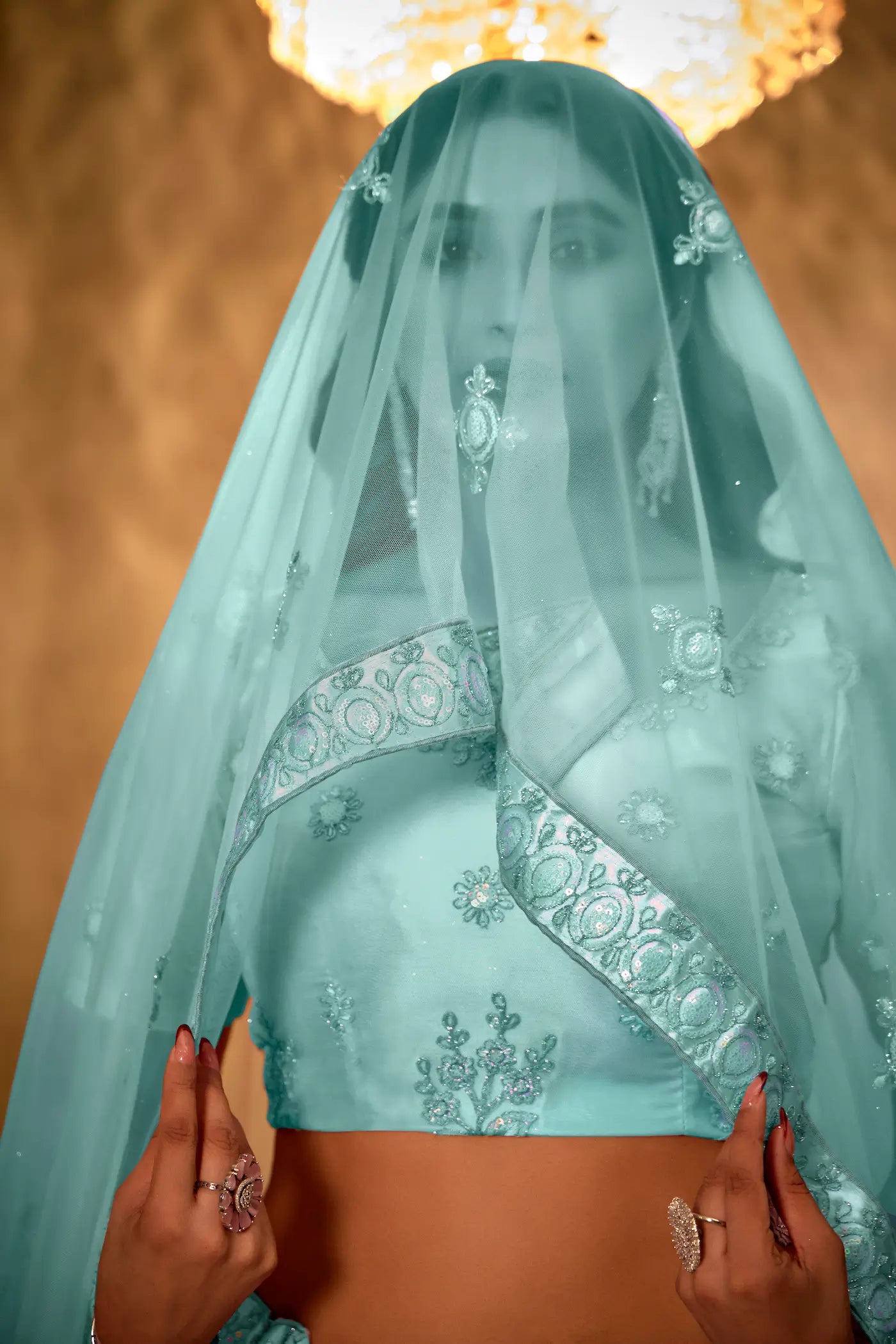 Lehenga Choli Bleu Turquoise en Tulle avec Broderies au Fil et Sequins