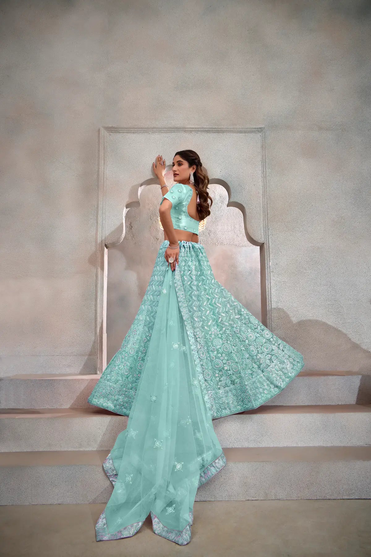 Lehenga Choli Bleu Turquoise en Tulle avec Broderies au Fil et Sequins