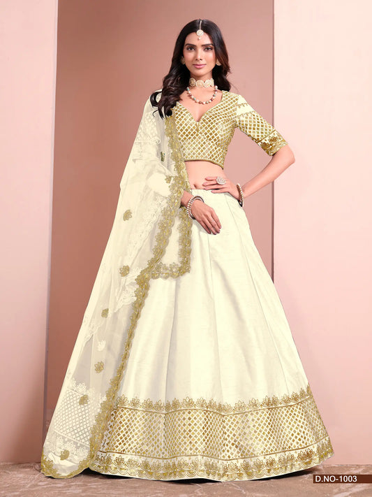 Designer Lehenga Choli aus cremefarbener Kunstseide mit Fadenstickerei und Pailletten