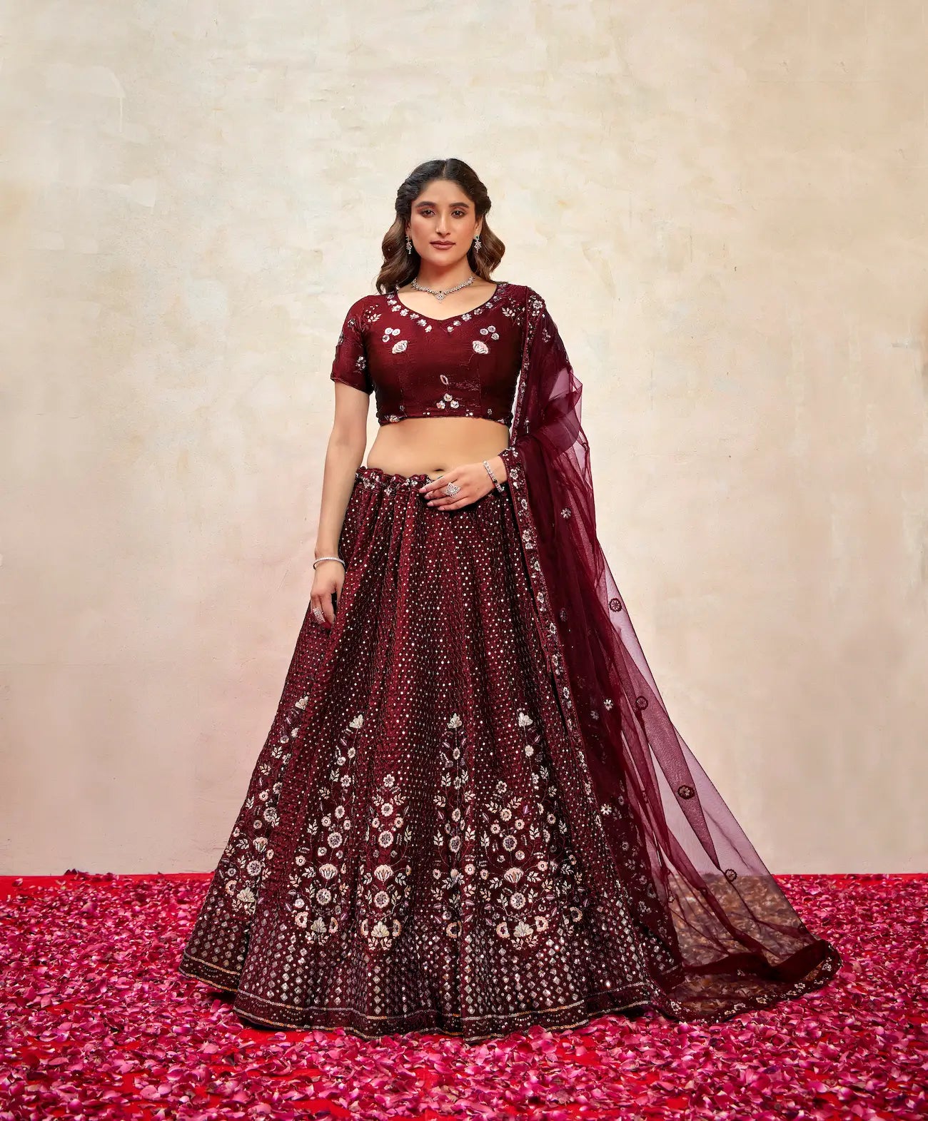 Lehenga Choli en filet bordeaux avec broderie au fil et sequins