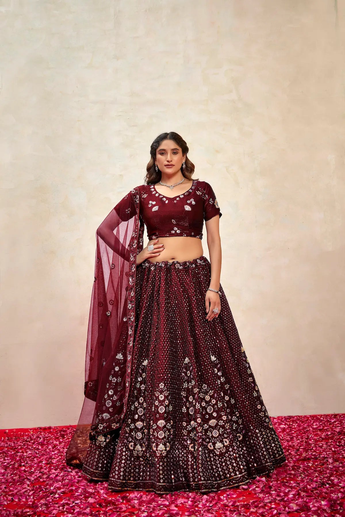 Lehenga Choli en filet bordeaux avec broderie au fil et sequins
